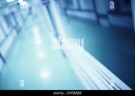 Lunga sala sfocata di un edificio amministrativo, sfondo sfocato. Foto Stock