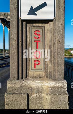 Dettaglio del segnale di stop sul ponte sul fiume Siuslaw, Firenze, Oregon, USA Foto Stock