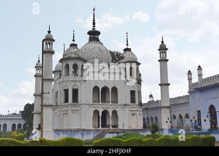 Vista laterale del Tesoro di fronte alla tomba della principessa Asiya Begum nel complesso Husainabad Imambara, Chota Imambara, Husainabad, Tahseen Ganj, Lucknow, Foto Stock