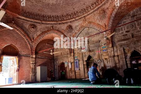 Resti di diverse moschee in terracotta e mattoni, costruite tra il 12th e il 16th secolo si trovano a Naogaon e Chapai Nawabganj, entrambi distretti della divisione Rajshahi. Il Rajshahi moderno si trova nell'antica regione di Pundravardhana. La fondazione della città risale al 1634, secondo i documenti epigrafici al mausoleo di Sufi saint Shah Makdum. La zona ospitò un insediamento olandese nel 18th secolo. Il comune di Rajshahi fu costituito durante il Raj britannico nel 1876. Numerose moschee furono costruite durante i cinque secoli e mezzo di dominio musulmano prima del periodo coloniale britannico, b Foto Stock