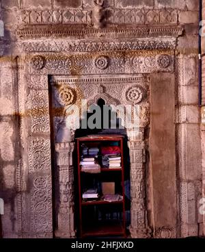 Resti di diverse moschee in terracotta e mattoni, costruite tra il 12th e il 16th secolo si trovano a Naogaon e Chapai Nawabganj, entrambi distretti della divisione Rajshahi. Il Rajshahi moderno si trova nell'antica regione di Pundravardhana. La fondazione della città risale al 1634, secondo i documenti epigrafici al mausoleo di Sufi saint Shah Makdum. La zona ospitò un insediamento olandese nel 18th secolo. Il comune di Rajshahi fu costituito durante il Raj britannico nel 1876. Numerose moschee furono costruite durante i cinque secoli e mezzo di dominio musulmano prima del periodo coloniale britannico, b Foto Stock