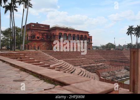 Galleria fotografica di Hussainabad Lucknow e Talab o Stagno con scale in pietra rossa, costruito da Nawab Mohammad Ali Shah nel 1838. Posteriore di Chhota Imambara, LuckN Foto Stock