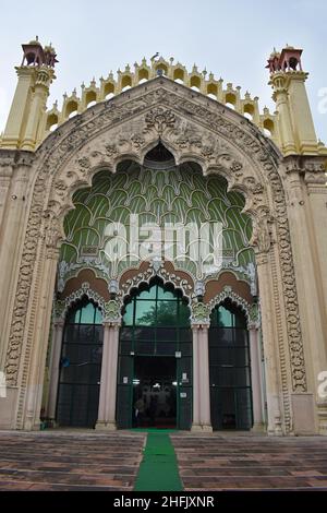 Porta d'ingresso con design ornato, Jama Masjid costruito da Nawab Mohammad Ali Shah Bahadur in1839. Uno dei più antichi monumenti storici di Lucknow, Foto Stock