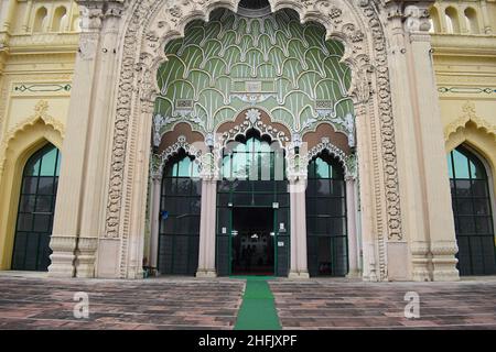 Porta d'ingresso con design ornato, Jama Masjid costruito da Nawab Mohammad Ali Shah Bahadur in1839. Uno dei più antichi monumenti storici di Lucknow, Foto Stock