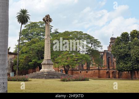 Sir Henry Lawrence Memorial a croce alta presso la residenza britannica costruita da Nawab Asaf Ud-Daulah completato da Nawab Saadat Ali Khan alla fine del 1700s, Luckno Foto Stock