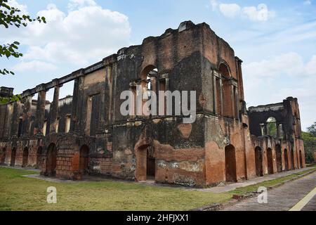 Sala banchetti presso la residenza britannica costruita da Nawab Asaf Ud-Daulah completata da Nawab Saadat Ali Khan alla fine del 1700s, Lucknow, Utar Pradesh, India Foto Stock