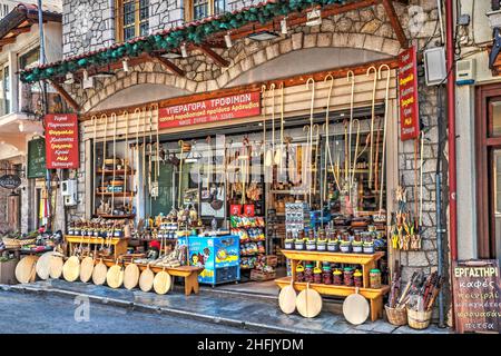 Negozio turistico tradizionale al villaggio di Arachova, Grecia Foto Stock