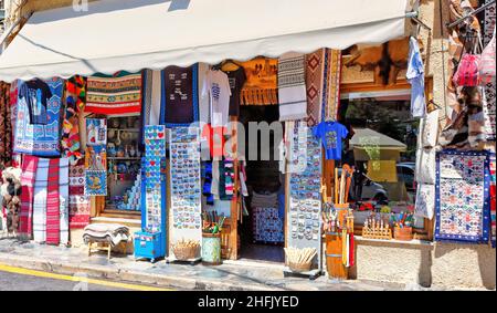 Negozio turistico tradizionale al villaggio di Arachova, Grecia Foto Stock