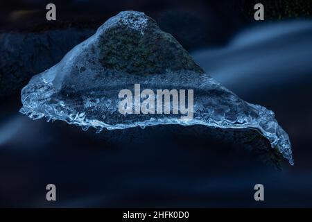 Primo piano di rocce ghiacciate del fiume. Ciclicoli e tessuti di acqua ghiacciata. Foto Stock
