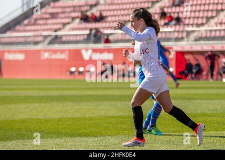 Siviglia, Spagna. 16th Jan 2022. Almudena Rivero (16) di Sevilla FC Donne viste durante la Primera Division Femenina match tra Sevilla FC Donne e Valencia CF Donne allo stadio Jesus Navas di Siviglia. (Photo credit: Mario Diaz Rasero Credit: Gonzales Photo/Alamy Live News Foto Stock