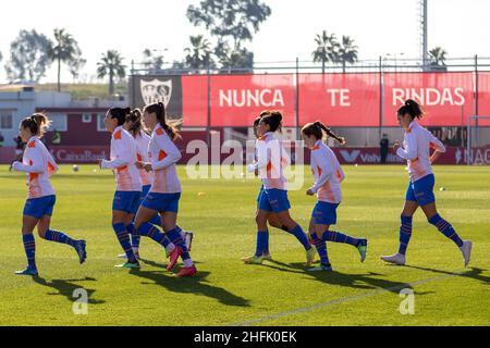 Siviglia, Spagna. 16th Jan 2022. I giocatori di Valencia CF Women si stanno riscaldando prima della partita Primera Division Femenina tra Sevilla FC Women e Valencia CF Women allo stadio Jesus Navas di Siviglia. (Photo credit: Mario Diaz Rasero Credit: Gonzales Photo/Alamy Live News Foto Stock