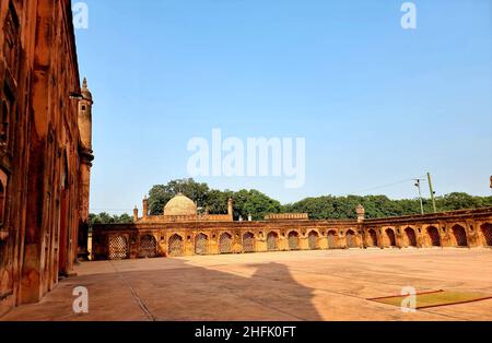 Resti di diverse moschee in terracotta e mattoni, costruite tra il 12th e il 16th secolo si trovano a Naogaon e Chapai Nawabganj, entrambi distretti della divisione Rajshahi. Il Rajshahi moderno si trova nell'antica regione di Pundravardhana. La fondazione della città risale al 1634, secondo i documenti epigrafici al mausoleo di Sufi saint Shah Makdum. La zona ospitò un insediamento olandese nel 18th secolo. Il comune di Rajshahi fu costituito durante il Raj britannico nel 1876. Numerose moschee furono costruite durante i cinque secoli e mezzo di dominio musulmano prima del periodo coloniale britannico, b Foto Stock