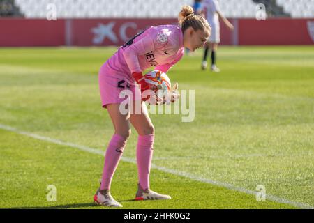 Siviglia, Spagna. 16th Jan 2022. Portiere Esther Sullastres (24) di Sevilla FC Donne viste durante la Primera Division Femenina match tra Sevilla FC Donne e Valencia CF Donne allo stadio Jesus Navas di Siviglia. (Photo credit: Mario Diaz Rasero Credit: Gonzales Photo/Alamy Live News Foto Stock