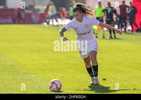 Siviglia, Spagna. 16th Jan 2022. Rosa Otermin (14) di Sevilla FC Donne viste durante la Primera Division Femenina match tra Sevilla FC Donne e Valencia CF Donne allo stadio Jesus Navas di Siviglia. (Photo credit: Mario Diaz Rasero Credit: Gonzales Photo/Alamy Live News Foto Stock