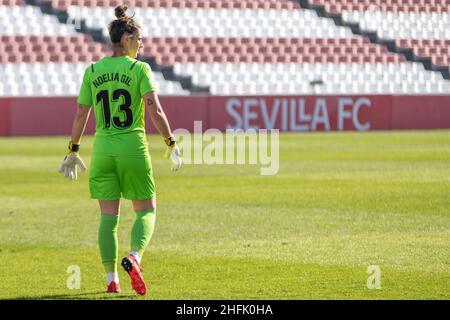 Siviglia, Spagna. 16th Jan 2022. Portiere Noelia Gil (13) di Valencia CF Donne viste durante la Primera Division Femenina partita tra Sevilla FC Donne e Valencia CF Donne allo stadio Jesus Navas di Siviglia. (Photo credit: Mario Diaz Rasero Credit: Gonzales Photo/Alamy Live News Foto Stock