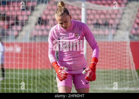 Siviglia, Spagna. 16th Jan 2022. Portiere Esther Sullastres (24) di Sevilla FC Donne viste durante la Primera Division Femenina match tra Sevilla FC Donne e Valencia CF Donne allo stadio Jesus Navas di Siviglia. (Photo credit: Mario Diaz Rasero Credit: Gonzales Photo/Alamy Live News Foto Stock