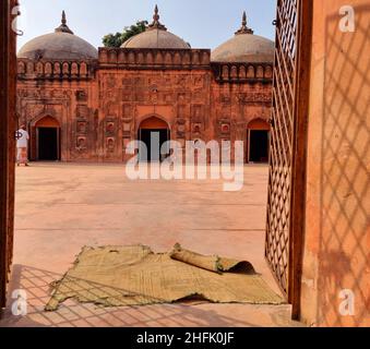 Resti di diverse moschee in terracotta e mattoni, costruite tra il 12th e il 16th secolo si trovano a Naogaon e Chapai Nawabganj, entrambi distretti della divisione Rajshahi. Il Rajshahi moderno si trova nell'antica regione di Pundravardhana. La fondazione della città risale al 1634, secondo i documenti epigrafici al mausoleo di Sufi saint Shah Makdum. La zona ospitò un insediamento olandese nel 18th secolo. Il comune di Rajshahi fu costituito durante il Raj britannico nel 1876. Numerose moschee furono costruite durante i cinque secoli e mezzo di dominio musulmano prima del periodo coloniale britannico, b Foto Stock