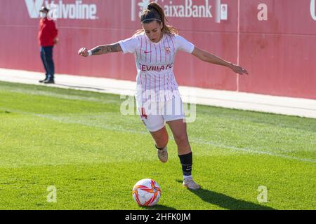 Siviglia, Spagna. 16th Jan 2022. Rosa Otermin (14) di Sevilla FC Donne viste durante la Primera Division Femenina match tra Sevilla FC Donne e Valencia CF Donne allo stadio Jesus Navas di Siviglia. (Photo credit: Mario Diaz Rasero Credit: Gonzales Photo/Alamy Live News Foto Stock