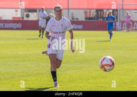 Siviglia, Spagna. 16th Jan 2022. Rosa Otermin (14) di Sevilla FC Donne viste durante la Primera Division Femenina match tra Sevilla FC Donne e Valencia CF Donne allo stadio Jesus Navas di Siviglia. (Photo credit: Mario Diaz Rasero Credit: Gonzales Photo/Alamy Live News Foto Stock