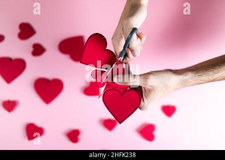 Guy prepara il cuore rosso con carta per giorno valentine Foto Stock