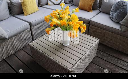 Mobili in vimini su una terrazza in legno di casa moderna Foto Stock