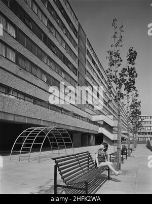 Aylesbury Estate, Walworth, Southwark, Londra, 01/05/1971. Una giovane ragazza seduta su una panca di fronte ad un blocco di appartamenti recentemente completato sulla tenuta di Aylesbury, costruita utilizzando il sistema Jespersen 12M. Nel 1963, John Laing and Son Ltd acquistò i diritti al sistema edilizio industrializzato danese per gli appartamenti noti come Jespersen (a volte chiamati Jesperson). La società costruì fabbriche in Scozia, Hampshire e Lancashire producendo pezzi prefabbricati Jessen e pannelli prefabbricati in calcestruzzo, consentendo la razionalizzazione della costruzione di abitazioni, risparmiando tempo e denaro. Laing's Southern Region st Foto Stock