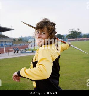 Copthall Stadium, Hendon, Barnet, Londra, 12/09/1986. Un ritratto del lanciatore javelin sponsorizzato dall'EPL Lynn Hayhoe al Copthall Stadium. EPL, la società Plant and Access Hire all'interno del Gruppo Laing, ha sponsorizzato Lynn Hayhoe nel 1986 fornendo tutte le sue giaveline, tute e magliette. Lynn aveva sede a Barnet e si unì al suo club di atletica locale, Shaftesbury Barnett Harriers, uscendo dalla scuola. Si trovavano al Copthall Stadium vicino alla sede centrale di Laing's Mill Hill. Lynn ha vinto l'evento javelin nel campionato delle donne di Hertfordshire per un record di otto anni consecutivi tra il 1982 e. Foto Stock