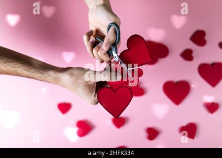 Guy prepara il cuore rosso con carta per giorno valentine Foto Stock