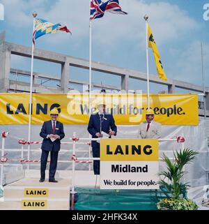 National Indoor Arena, King Edwards Road, Birmingham, 12/07/1990. Martin Laing e altri due uomini che hanno tenuto discorsi durante la cerimonia per la National Indoor Arena di Birmingham. Il &#XA3;50m Design and Construct Contract per la National Indoor Arena (NIA) è stato assegnato alla Laing Midlands Division dal consiglio comunale di Birmingham nel gennaio 1989. È stato ufficialmente aperto il 4th ottobre 1991 dall'atleta Linford Christie. Al momento dell'apertura, era la più grande arena coperta del Regno Unito e aveva una capacità di circa 12.000 spettatori. L'arena è stata rinominata più volte Foto Stock