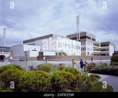 Mayday Hospital, London Road, West Thornton, Croydon, Londra, 25/04/1983. Una vista verso il nuovo blocco di servizi e blocco chirurgico al Mayday Hospital, preso dal nord-ovest. Laing&#x2019;s Southern Region è stata insignita del contratto per la prima fase di un progetto di riqualificazione da milioni di sterline presso il Mayday Hospital. Il contratto Laing Phase i è stato aggiudicato dall'autorità sanitaria regionale del Tamigi del Sud Ovest e doveva essere realizzato per un periodo di tre anni, con lavori a partire dal 1979. Il contratto comprendeva un nuovo blocco chirurgico a tre piani con un blocco di servizio collegato, che doveva essere conn Foto Stock