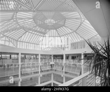 1 Finsbury Avenue, Broadgate, City of London, 03/09/1984. Una vista dall'ultimo piano che guarda attraverso l'atrio centrale dell'edificio degli uffici al 1 Finsbury Avenue e che mostra l'interno della grande cupola vetrata. Il complesso di Finsbury Avenue è stato uno sviluppo di uffici speculativi in tre fasi da Rosehaugh Greycoat Estates in previsione della deregolamentazione dei mercati finanziari nel 1986. Mirava a attrarre potenziali inquilini nel settore dei servizi finanziari in un'area marginale al confine della città attraverso un design e una costruzione di alta qualità. Progettato da Peter Fogo di Arup Associates, Laing Foto Stock