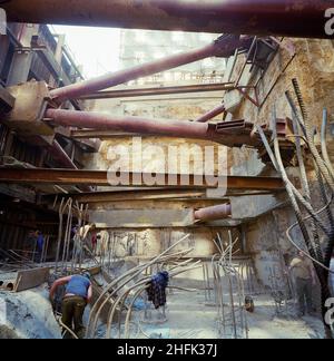 London Metropole Hotel, Edgware Road, City of Westminster, Londra, 09/05/1989. Lavoratori che utilizzano trapani pneumatici per rimuovere vecchie fondazioni di pali in fondo agli scavi nel seminterrato per l'estensione al Metropole Hotel, Londra. Foto Stock