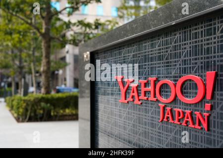 Tokyo, Giappone - un logo aziendale di Yahoo! Japan Corporation al di fuori della sede centrale di Tokyo a Tokyo, Giappone, il 17 gennaio 2022. Yahoo Giappone permetterà ai suoi 8.000 dipendenti di lavorare da qualsiasi parte del Giappone e anche pagare per gli spostamenti in aereo quando è necessaria una visita in ufficio. Credit: AFLO/Alamy Live News Foto Stock