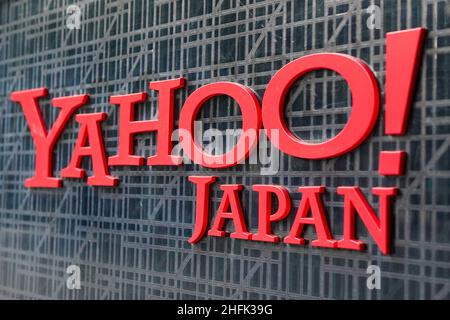 Tokyo, Giappone - un logo aziendale di Yahoo! Japan Corporation al di fuori della sede centrale di Tokyo a Tokyo, Giappone, il 17 gennaio 2022. Yahoo Giappone permetterà ai suoi 8.000 dipendenti di lavorare da qualsiasi parte del Giappone e anche pagare per gli spostamenti in aereo quando è necessaria una visita in ufficio. Credit: AFLO/Alamy Live News Foto Stock