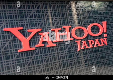 Tokyo, Giappone - un logo aziendale di Yahoo! Japan Corporation al di fuori della sede centrale di Tokyo a Tokyo, Giappone, il 17 gennaio 2022. Yahoo Giappone permetterà ai suoi 8.000 dipendenti di lavorare da qualsiasi parte del Giappone e anche pagare per gli spostamenti in aereo quando è necessaria una visita in ufficio. Credit: AFLO/Alamy Live News Foto Stock