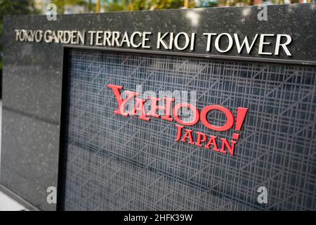 Tokyo, Giappone - un logo aziendale di Yahoo! Japan Corporation al di fuori della sede centrale di Tokyo a Tokyo, Giappone, il 17 gennaio 2022. Yahoo Giappone permetterà ai suoi 8.000 dipendenti di lavorare da qualsiasi parte del Giappone e anche pagare per gli spostamenti in aereo quando è necessaria una visita in ufficio. Credit: AFLO/Alamy Live News Foto Stock