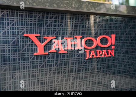 Tokyo, Giappone - un logo aziendale di Yahoo! Japan Corporation al di fuori della sede centrale di Tokyo a Tokyo, Giappone, il 17 gennaio 2022. Yahoo Giappone permetterà ai suoi 8.000 dipendenti di lavorare da qualsiasi parte del Giappone e anche pagare per gli spostamenti in aereo quando è necessaria una visita in ufficio. Credit: AFLO/Alamy Live News Foto Stock