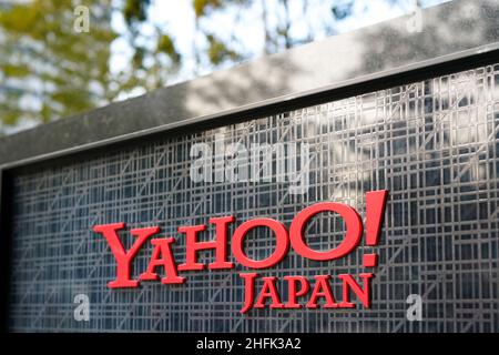 Tokyo, Giappone - un logo aziendale di Yahoo! Japan Corporation al di fuori della sede centrale di Tokyo a Tokyo, Giappone, il 17 gennaio 2022. Yahoo Giappone permetterà ai suoi 8.000 dipendenti di lavorare da qualsiasi parte del Giappone e anche pagare per gli spostamenti in aereo quando è necessaria una visita in ufficio. Credit: AFLO/Alamy Live News Foto Stock