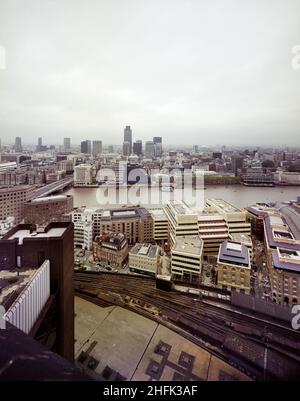 London Bridge City, Southwark, Greater London Authority, 05/11/1986. Una vista panoramica della città di Londra da Southwark con il London Bridge City Complex e il Tamigi in primo piano. Vari edifici all'interno di questo complesso di uffici, appartamenti e negozi su Tooley Street a London Bridge City sono stati costruiti da Laing Management Contracting per il gruppo St Martins che ha riprogettato l'ex sito di Hay's Wharf sulla riva sud del Tamigi. La riqualificazione del sito si è svolta in 2 1/2 anni tra il 1985-1988 e includeva anche il London Bridge N.1, Cottons, Hays Galleria e 29-33 Foto Stock