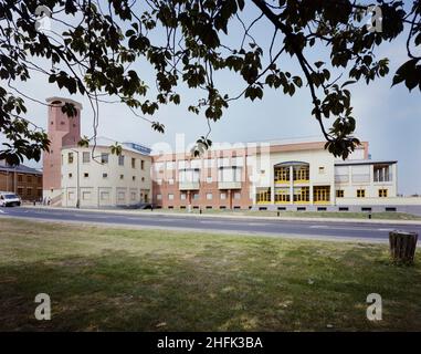 Epping Civic Offices, High Street, Epping, Epping Forest, Essex, 23/07/1990. Una vista generale degli uffici Civici di Epping da est. Foto Stock