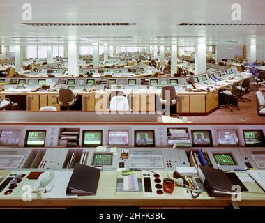 Cottons Centre, Tooley Street, London Bridge, Southwark, Londra, 16/01/1988. Un grande ufficio open plan pieno di banche di computer nella Canadian Imperial Bank of Commerce presso il Cottons Centre di London Bridge City. Il Cottons Centre fa parte di un complesso di uffici, appartamenti e negozi su Tooley Street a London Bridge City costruito da Laing Management Contracting per il gruppo St Martins che ha riprogettato l'ex sito di Hay's Wharf sulla riva sud del Tamigi. Si compone di due unità simmetriche a nove piani collegate da un atrio di vetro e incorporano estesi servizi per lo svago inclusi Foto Stock