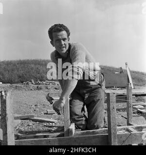 County High School, Gedling Road, Arnold, Gedling, Nottinghamshire, 25/09/1958. M Williamson, un apprendista joiner, che lavora alla costruzione della scuola superiore della contea di Arnold. M Williamson è stato presentato come apprendista del mese nel numero di novembre 1958 di Team Spirit, la newsletter Laing Company. Nato a Doncaster, figlio di un minatore, si unì all'azienda nel 1953, preferendo un lavoro all'aperto a seguire il padre nella fossa. Williamson ha lavorato a una serie di progetti a Richmond, Yorkshire e Birmingham e avrebbe completato il suo apprendistato nel maggio 1959. Foto Stock