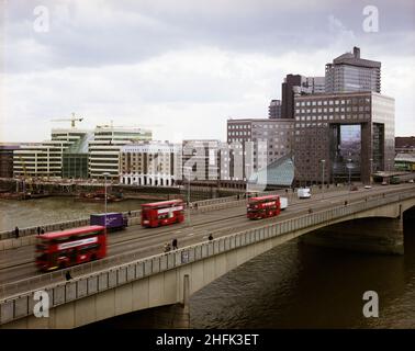 London Bridge City, Southwark, Greater London Authority, 01/04/1986. Guardando verso sud-est sopra il London Bridge e il Tamigi verso il London Bridge City Complex, sulla destra si trova il London Bridge numero 1. Vari edifici all'interno di questo complesso di uffici, appartamenti e negozi su Tooley Street a London Bridge City sono stati costruiti da Laing Management Contracting per il gruppo St Martins che ha riprogettato l'ex sito di Hay's Wharf sulla riva sud del Tamigi. La ristrutturazione del sito ha avuto luogo in 2 1/2 anni tra il 1985-1988 e comprende il No.1 London Bridge, Cottons, Hays Galleria e 29-33 Foto Stock