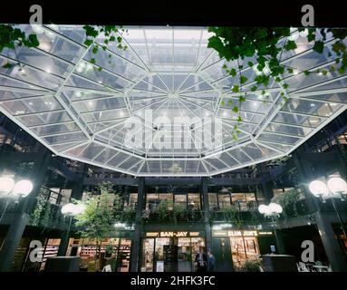 Finsbury Avenue, City of London, 22/10/1991. La tettoia ottagonale smaltata sopra il cortile si formò nello spazio tra il 1 e il 2 Finsbury Avenue nel mezzo di Whitecross Place. Il complesso di Finsbury Avenue è stato uno sviluppo di uffici speculativi in tre fasi da Rosehaugh Greycoat Estates in previsione della deregolamentazione dei mercati finanziari nel 1986. Mirava a attrarre potenziali inquilini nel settore dei servizi finanziari in un'area marginale al confine della città attraverso un design e una costruzione di alta qualità. Progettato da Peter Fogo di Arup Associates, Laing ha assicurato il contratto di gestione Foto Stock