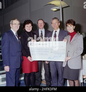 Chelsea and Westminster Hospital, Fulham Road, Kensington and Chelsea, Londra, 30/11/1992. I rappresentanti della direzione di Laing e della Riverside Health Authority hanno posto con un grande controllo alla cerimonia di consegna del Chelsea e del Westminster Hospital. La direzione di Laing ha tenuto una giornata aperta al Chelsea e al Westminster Hospital nel settembre 1992, e i proventi sono stati presentati alla cerimonia di consegna dell'ospedale il 30th novembre. L'assegno per &#XA3;2530,05 è stato presentato dai membri dello staff di Laing Peter Powell e Roger Hopkins ai rappresentanti dell'autorità sanitaria Riverside. Il denaro doveva essere utilizzato Foto Stock