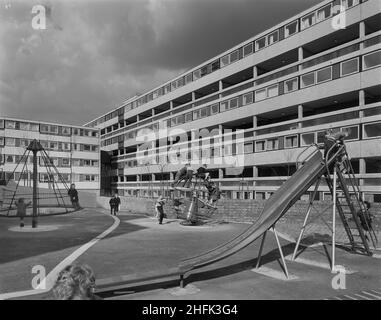 Lancashire Hill, Stockport, 28/04/1970. I bambini che giocano in uno dei parchi giochi di Lancashire Hill, circondati da appartamenti costruiti con il sistema Jespersen del 12M. La regione di Manchester di Laing aveva contratti per costruire 1200 case per la contea Borough di Stockport. A Lancashire Hill, in precedenza avevano costruito due blocchi di appartamenti a 22 piani utilizzando Storiform, fornendo 198 case, E lo schema abitativo mostrato in questa foto, che consiste di sei blocchi collegati da quattro a otto piani, era stato costruito utilizzando il sistema Jespersen del Laing del 12M, raggruppato intorno a tre cortili tra cui due parchi giochi per bambini e un Foto Stock