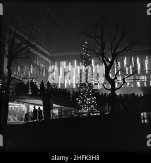 Bull Ring Centre, Birmingham, 23/12/1963. Una vista panoramica di un servizio carol tenuto sulla rampa a spirale al Bull Ring Center. Foto Stock