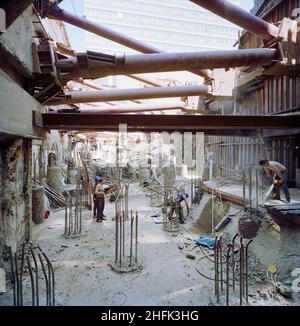 London Metropole Hotel, Edgware Road, City of Westminster, Londra, 09/05/1989. Lavoratori che rimuovono vecchie fondazioni di pali in fondo agli scavi nel seminterrato per l'estensione al Metropole Hotel, Londra. Foto Stock