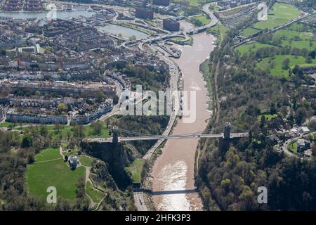 Clifton Suspension Bridge, Bristol, 2018. Vista aerea verso sud su Clifton e verso il porto galleggiante. Il ponte sulla Gola di Avon è stato progettato da &lt; Nome non trovato! &gt; tra il 1829 e il 1831 ma non completato fino al 1864, dopo la morte di Brunel. Foto Stock