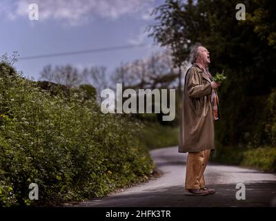 'Passante sconosciuti: Anu' - un uomo in pausa durante una passeggiata su Henley Lane, durante l'esercizio quotidiano consentito come parte del blocco Covid-19. La Picturing Lockdown Collection è stata creata nell'aprile e nel maggio 2020, in risposta alla pandemia del Covid-19. Durante sette giorni al pubblico è stato chiesto di presentare fotografie che si sentivano meglio rappresentare le loro esperienze di blocco in Inghilterra, e da queste osservazioni cento rappresentanti tutte le diverse regioni geografiche sono stati scelti per essere archiviati con l'Inghilterra storica. Accanto a queste immagini, dieci artisti sono stati commissionati per produrre i propri Foto Stock